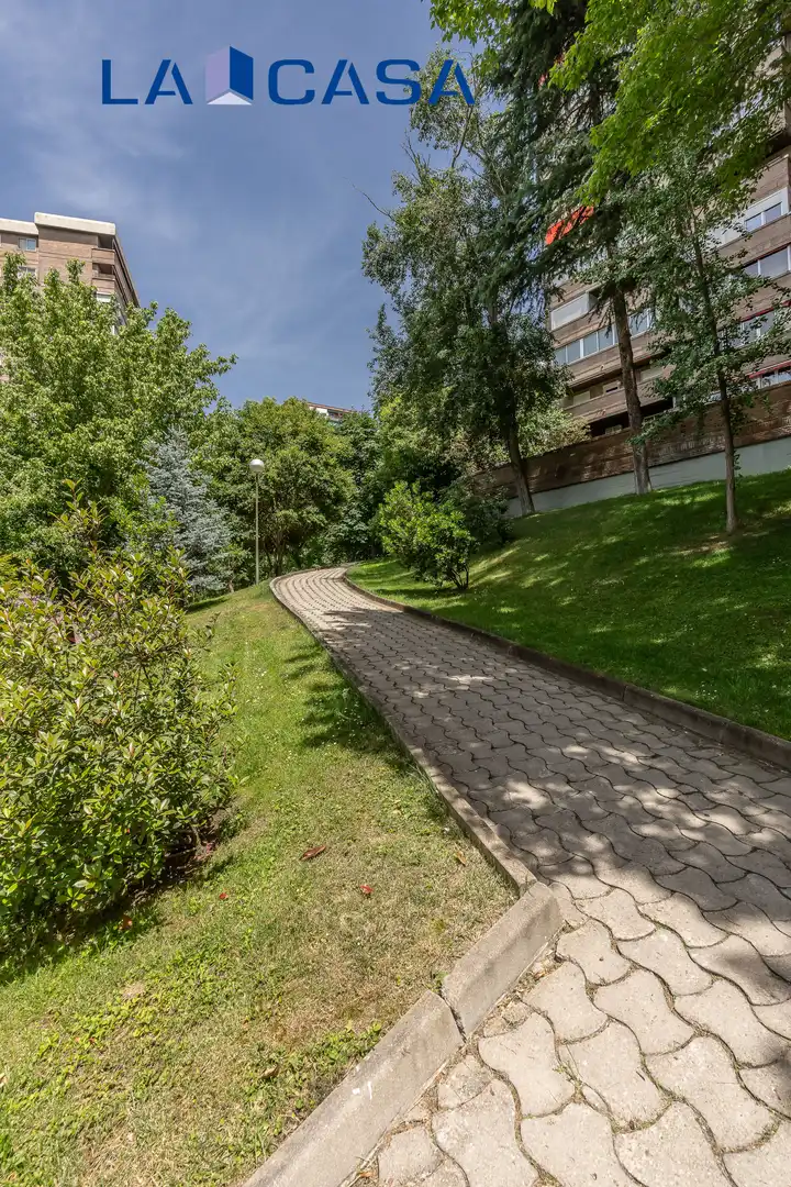 Vista exterior de Pis en venda en Madrid amb Calefacció, Terrassa i Piscina