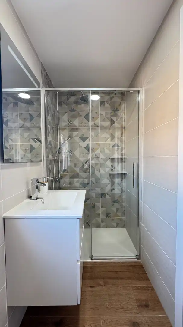 Badezimmer von Wohnung zur Miete in Motril mit Klimaanlage, Parkett und Terrasse