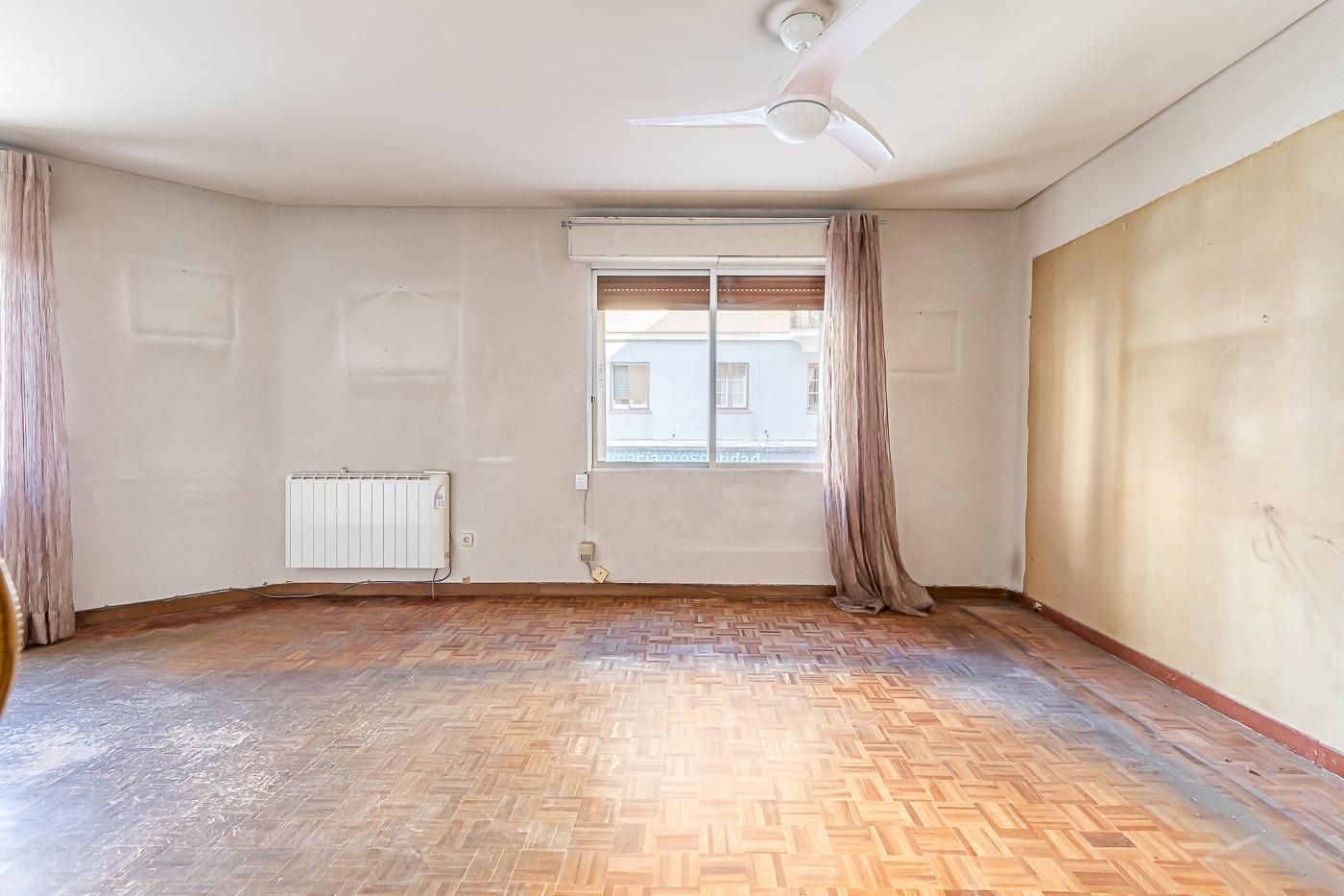 Bedroom of Flat for sale in  Madrid Capital  with Air Conditioner and Heating