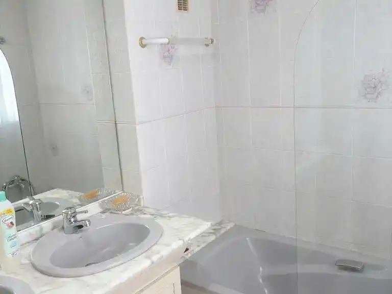 Badezimmer von Wohnung zum Verkauf in  Valencia Capital mit Klimaanlage und Balkon