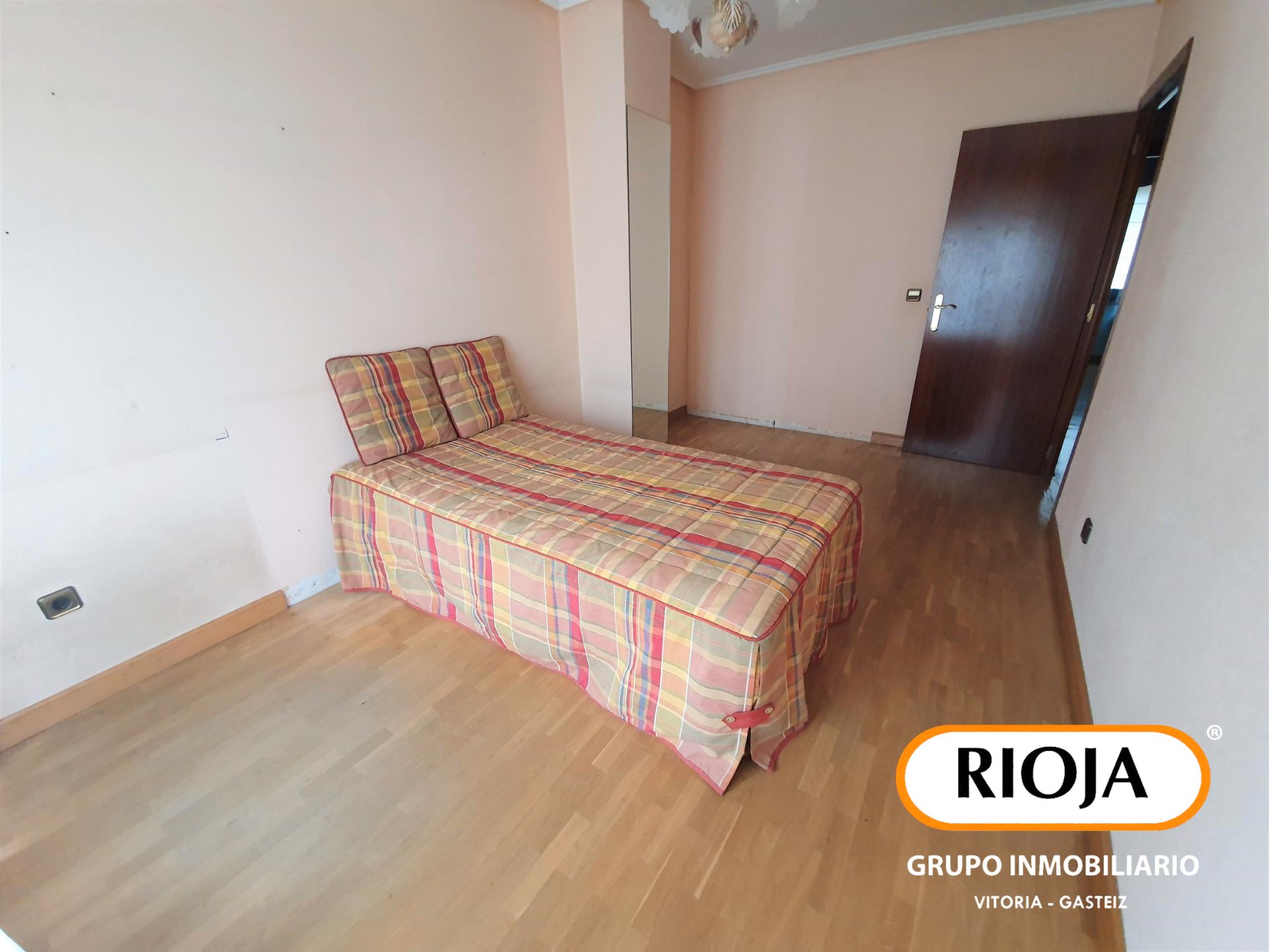 Dormitori de Pis en venda en Vitoria - Gasteiz amb Calefacció, Terrassa i Traster