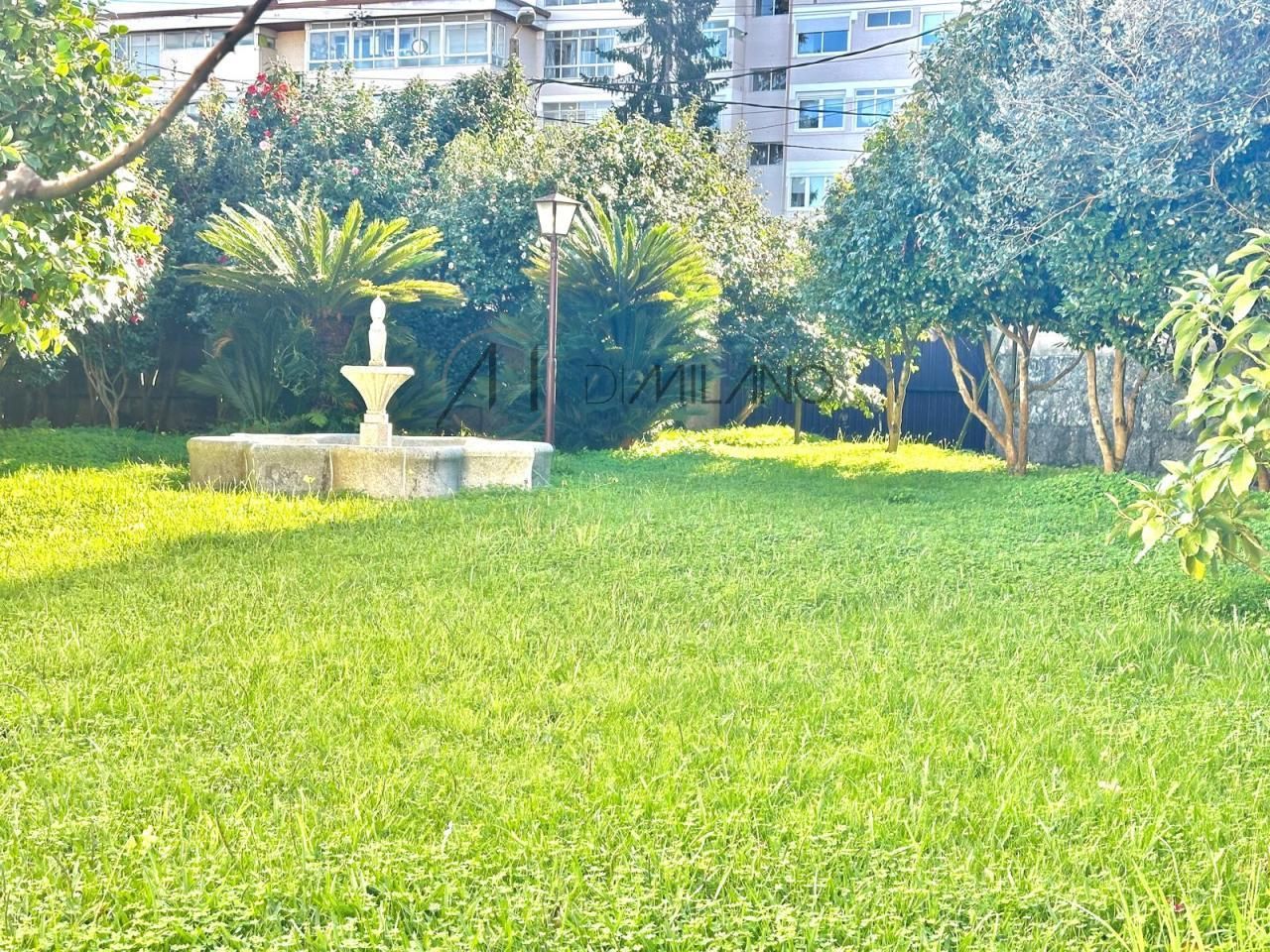 Jardí de Casa o xalet en venda en Vigo  amb Calefacció, Jardí privat i Moblat