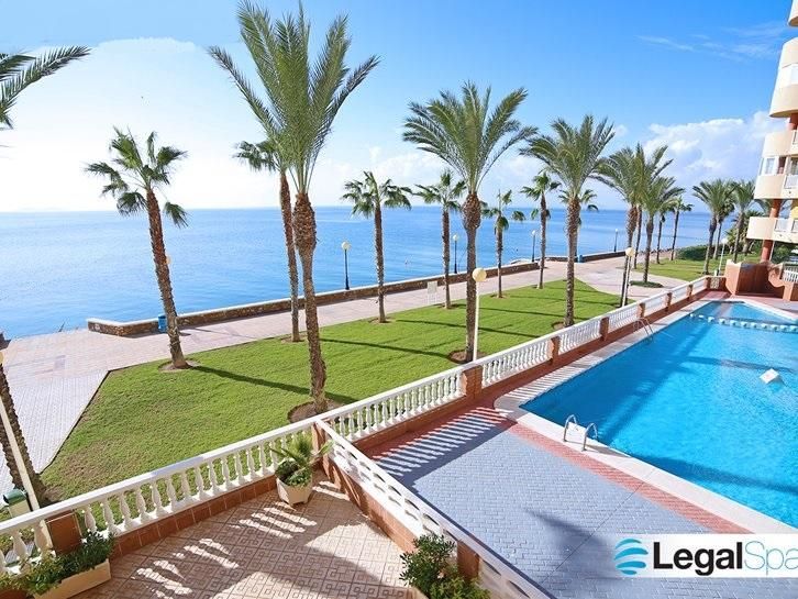 Piscina de Apartament en venda en La Manga del Mar Menor amb Aire condicionat, Calefacció i Jardí privat