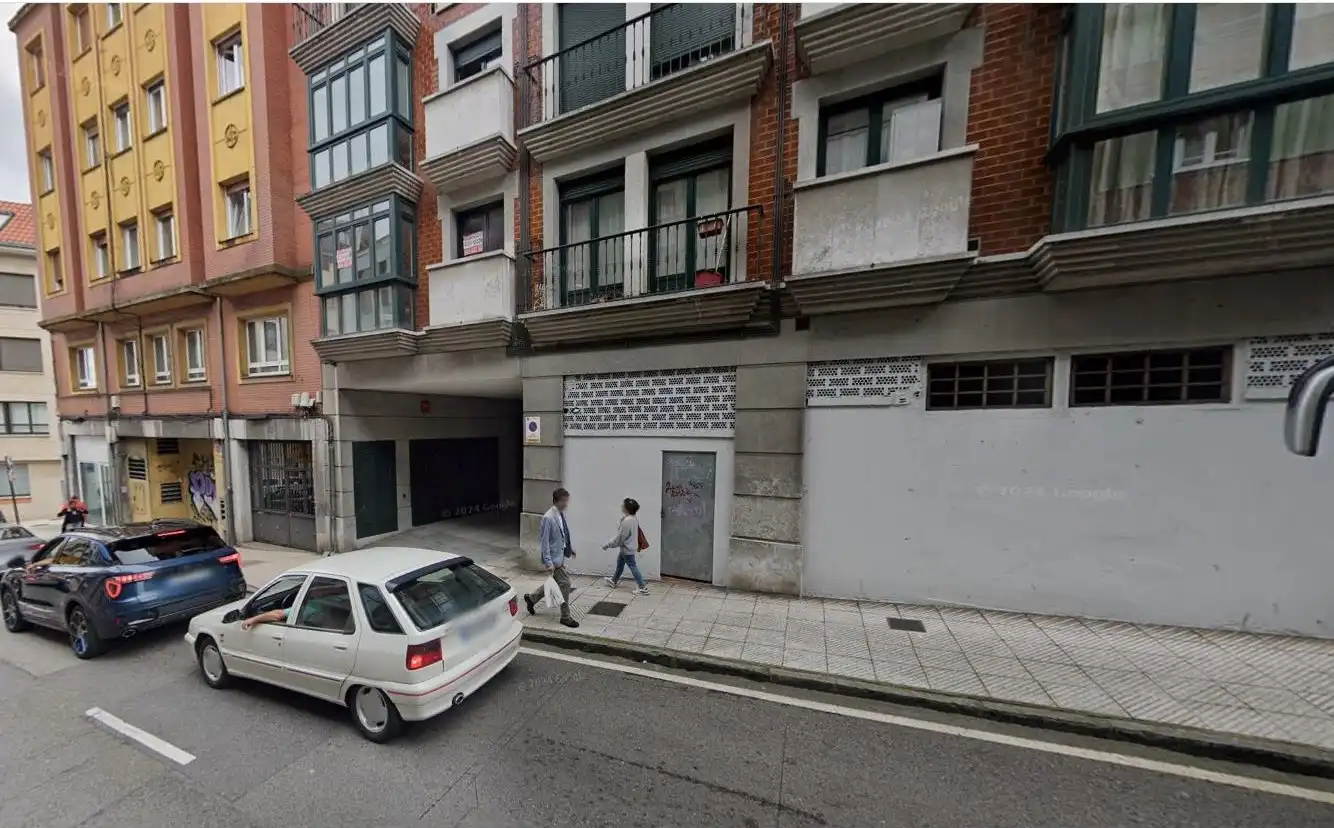 Vista exterior de Local en venta en Oviedo 