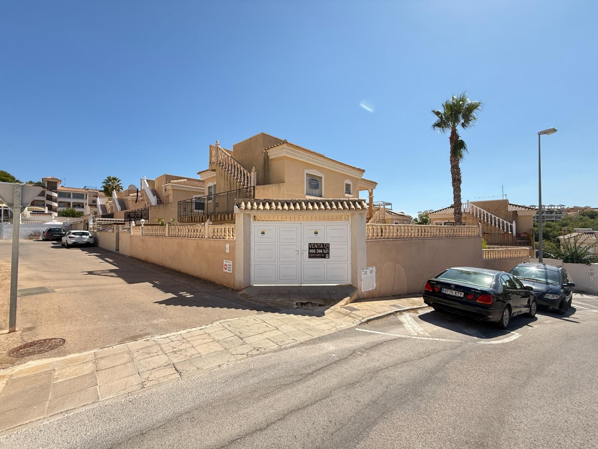 Vista exterior de Casa o xalet en venda en Orihuela amb Jardí privat i Piscina comunitària