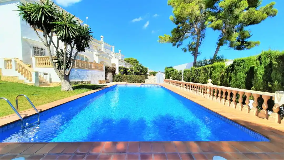 Schwimmbecken von Einfamilien-Reihenhaus zum Verkauf in Moraira