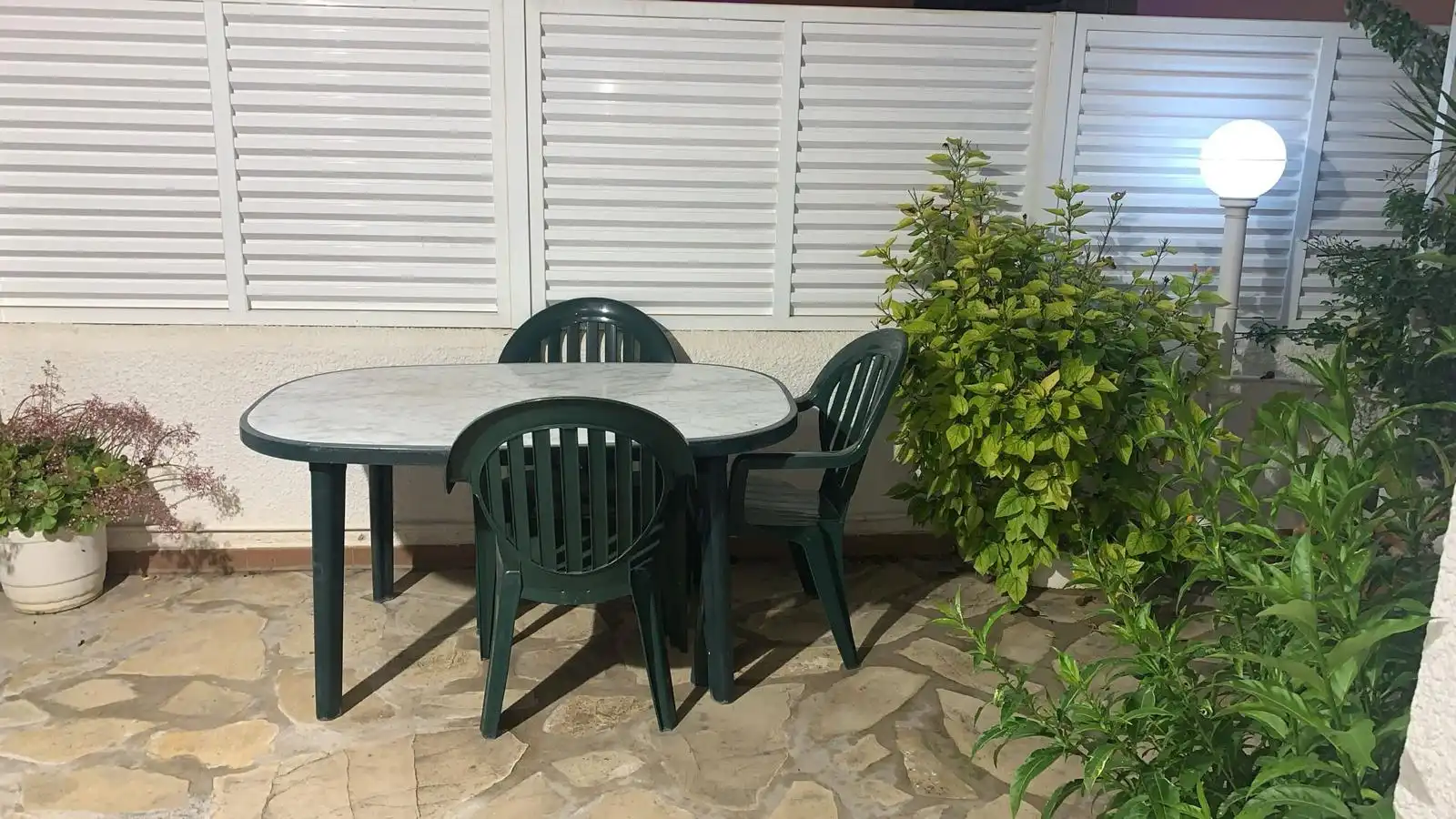Terrasse von Einfamilien-Reihenhaus zum Verkauf in Cunit mit Klimaanlage, Heizung und Privatgarten