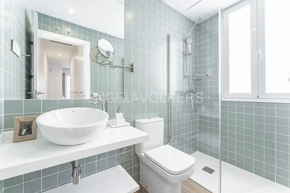 Bathroom of Apartments for rent in Madrid  with Air Conditioner, Heating and Terrace