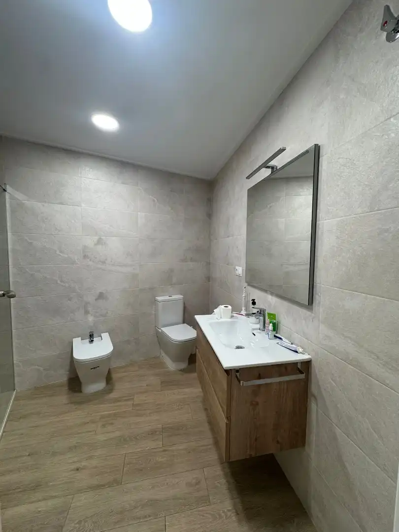 Badezimmer von Wohnung zur untervermieten in Valencia mit Möbliert, Ofen und Waschmaschine