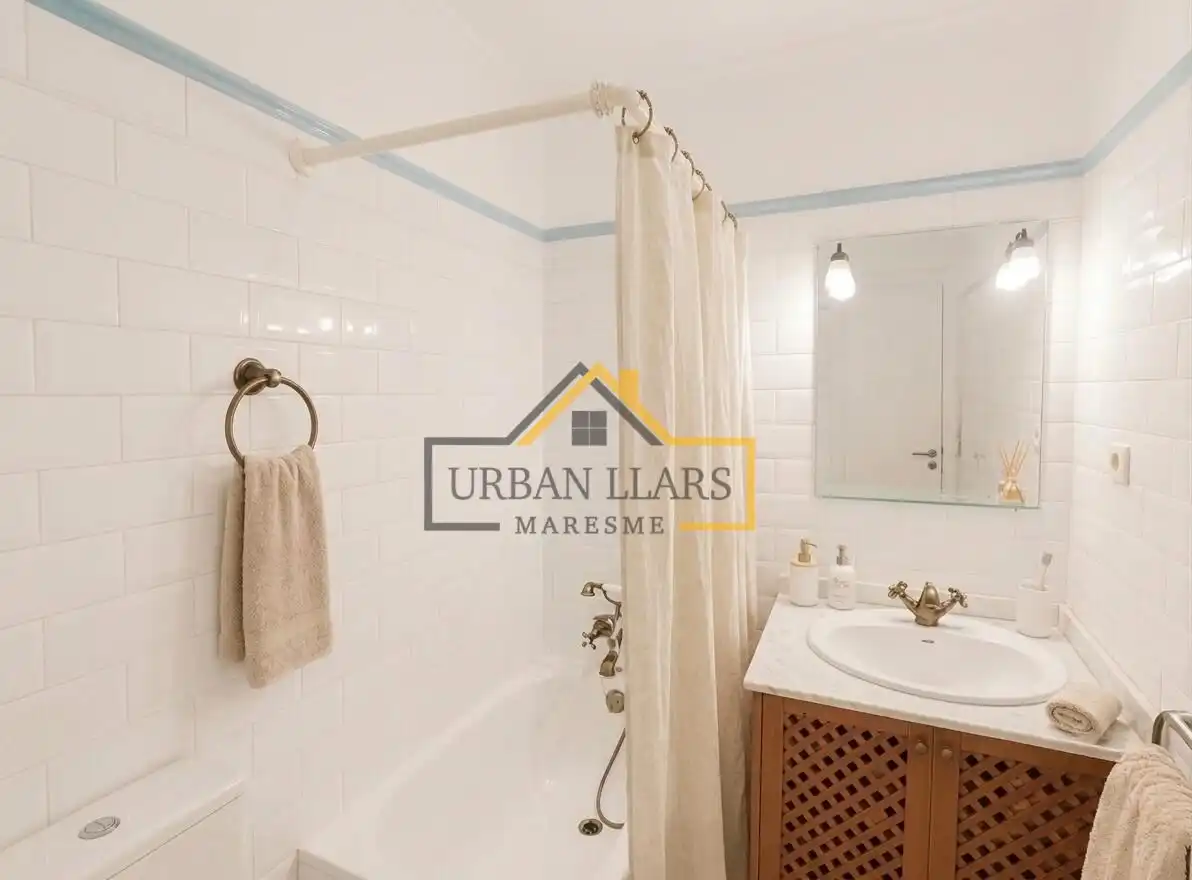 Baño de Casa adosada en venta en La Roca del Vallès con Aire acondicionado, Calefacción y Terraza