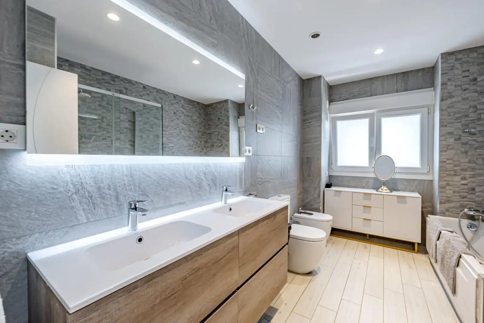 Baño de Casa adosada en venta en Pozuelo de Alarcón con Aire acondicionado, Calefacción y Piscina