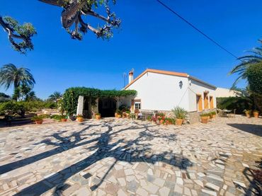 Maison rustique avec jardin à vendre à La Marina