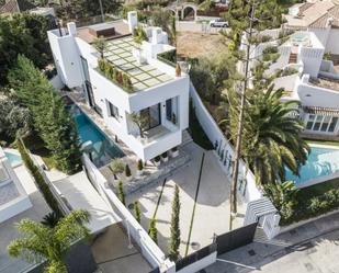 Vista exterior de Casa o xalet en venda en Marbella amb Aire condicionat, Jardí privat i Terrassa