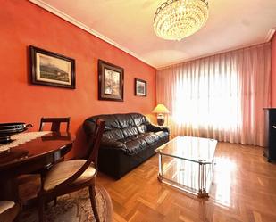 Sala d'estar de Pis en venda en Oviedo  amb Calefacció, Parquet i Moblat