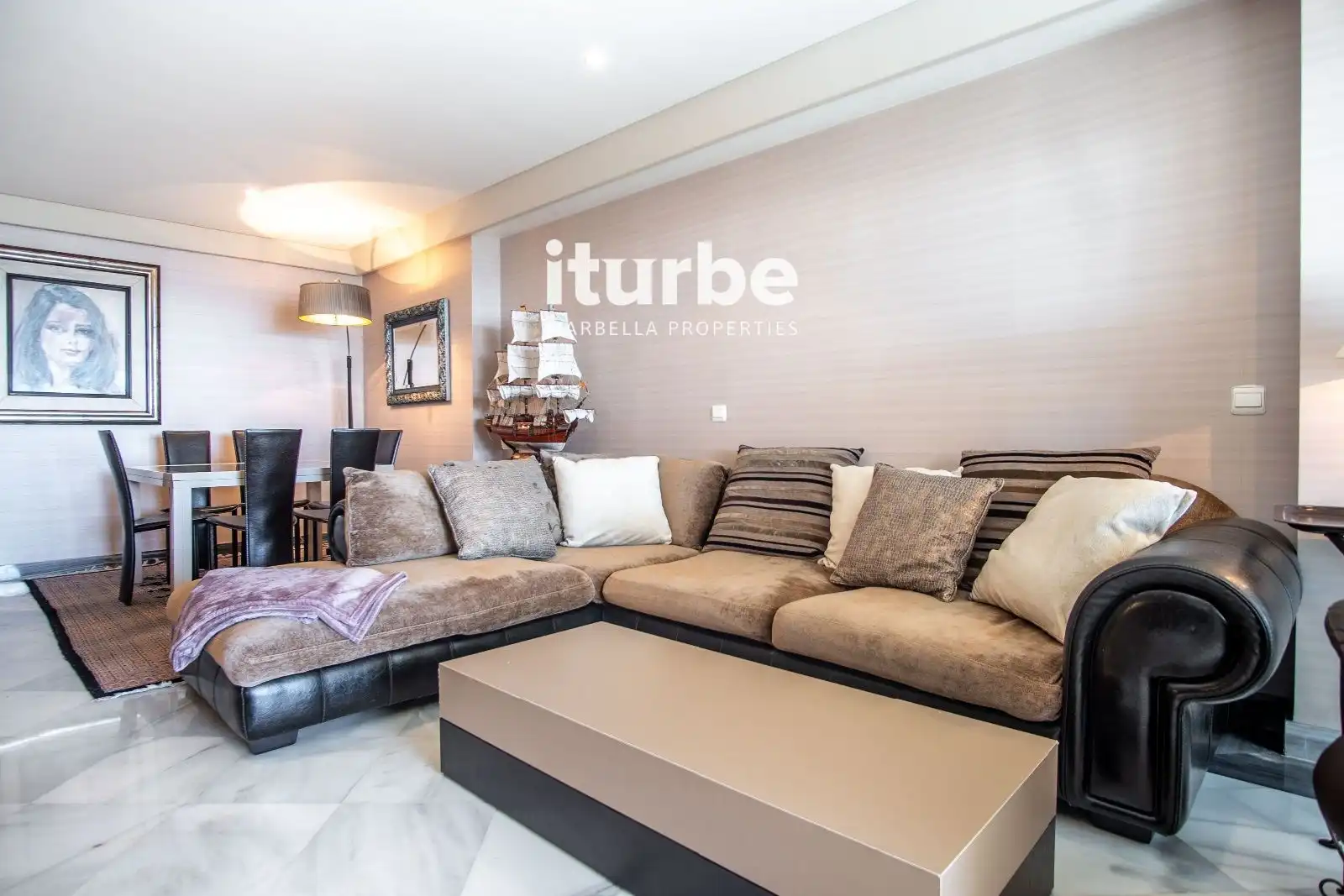 Living room of Flat for rent in Marbella  with Air Conditioner, Terrace and Swimming Pool