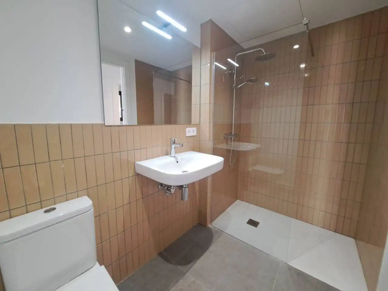 Bathroom of Flat for rent in Sabadell  with Air Conditioner, Heating and Private garden