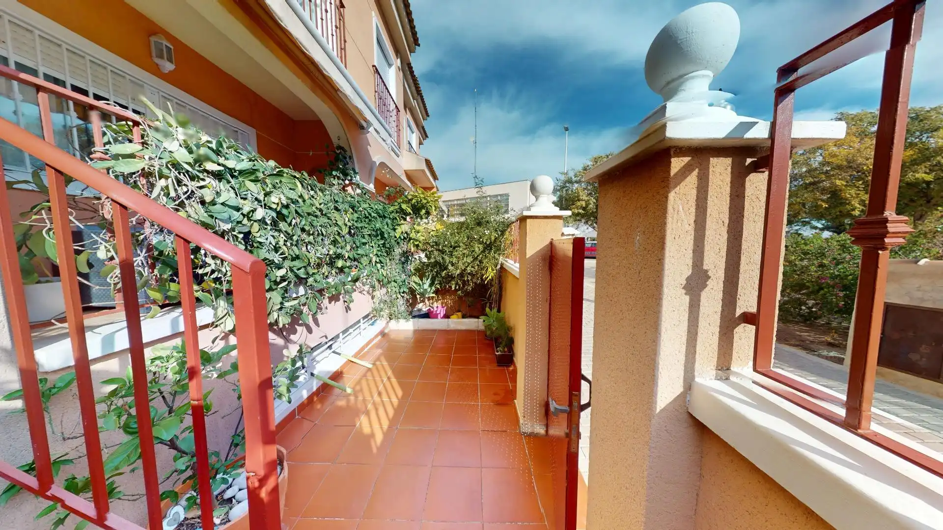 Außenansicht von Einfamilien-Reihenhaus zum Verkauf in Elche / Elx mit Privatgarten, Terrasse und Gemeinschaftspool