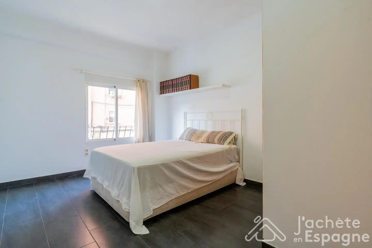 Bedroom of Flat for sale in Valencia  with Heating