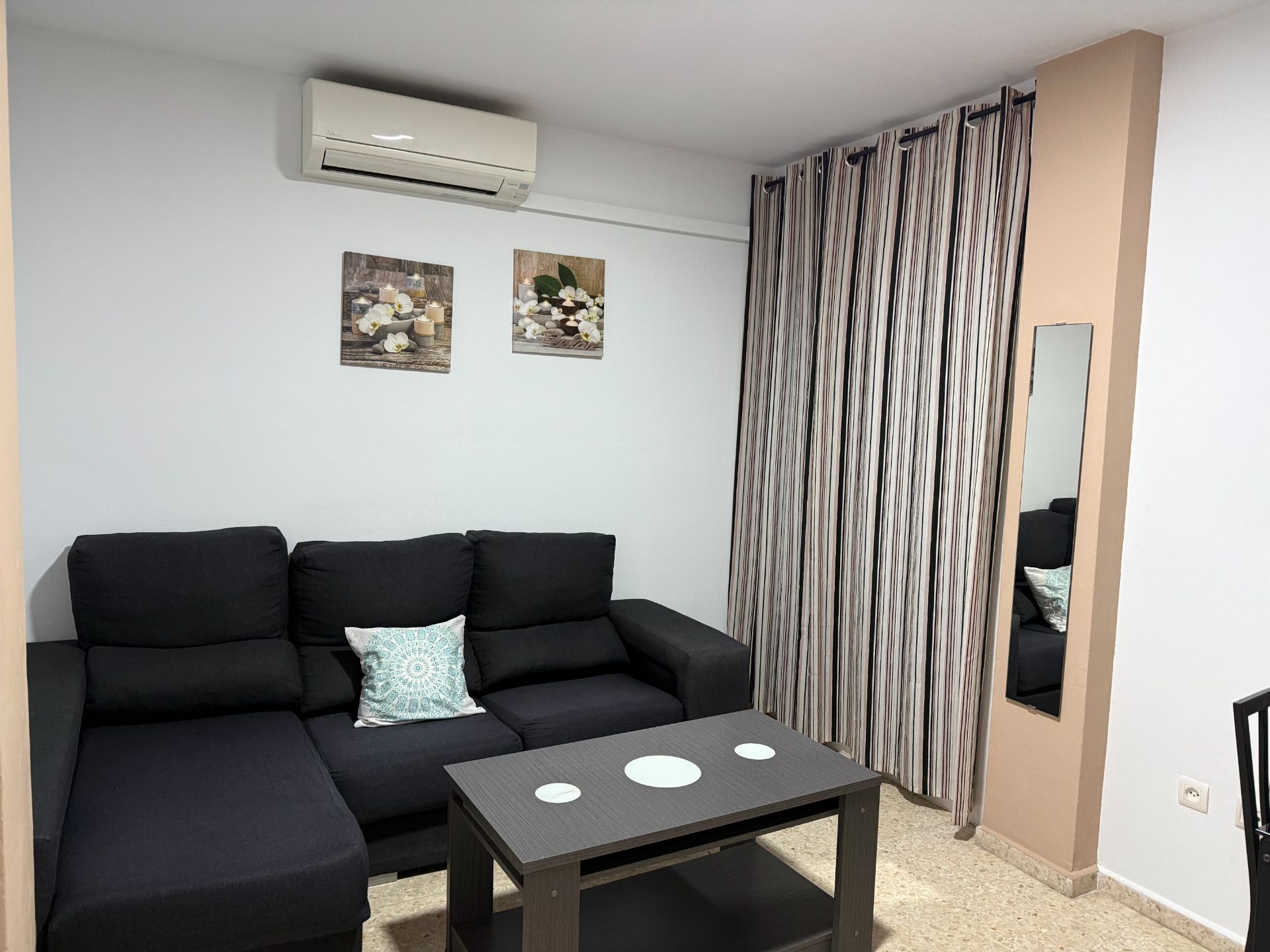 Sala d'estar de Pis de lloguer en La Línea de la Concepción amb Aire condicionat, Calefacció i Moblat