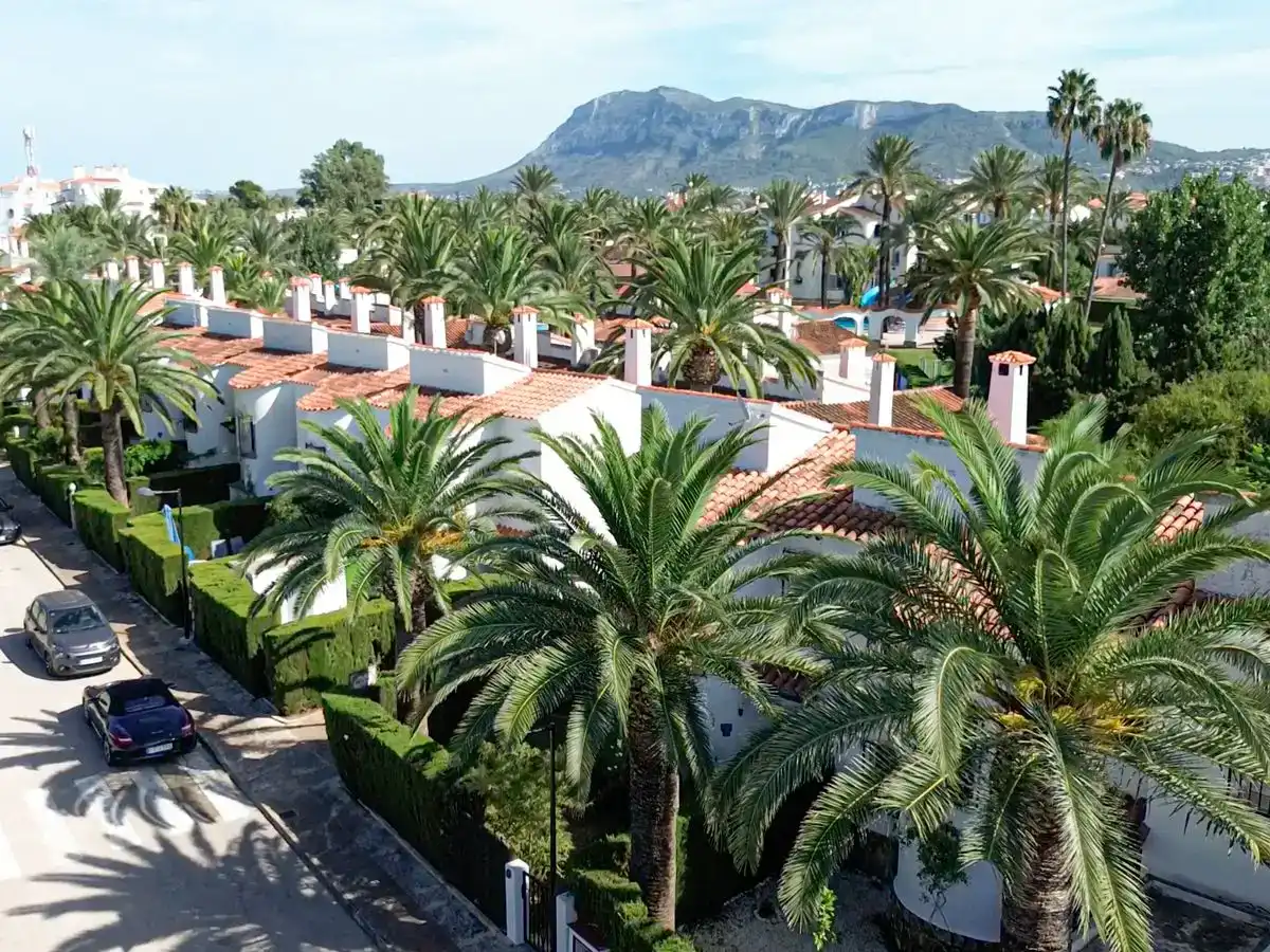 Vista exterior de Casa adosada en venda en Dénia amb Aire condicionat i Piscina
