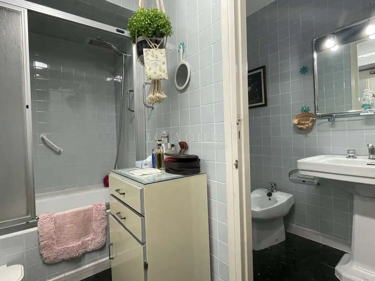 Bathroom of Flat for sale in Valencia  with Air Conditioner, Heating and Balcony