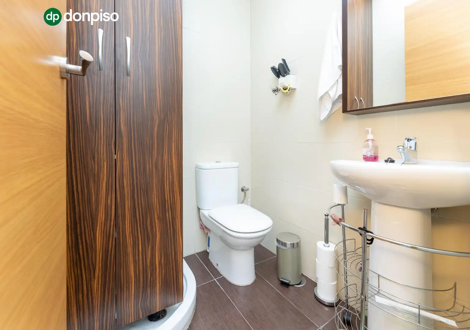 Bathroom of Flat for sale in Granada  with Air Conditioner, Heating and Storage room