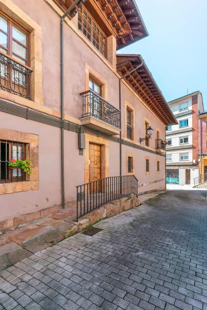 Vista exterior de Pis en venda en Oviedo  amb Calefacció, Moblat i Balcó
