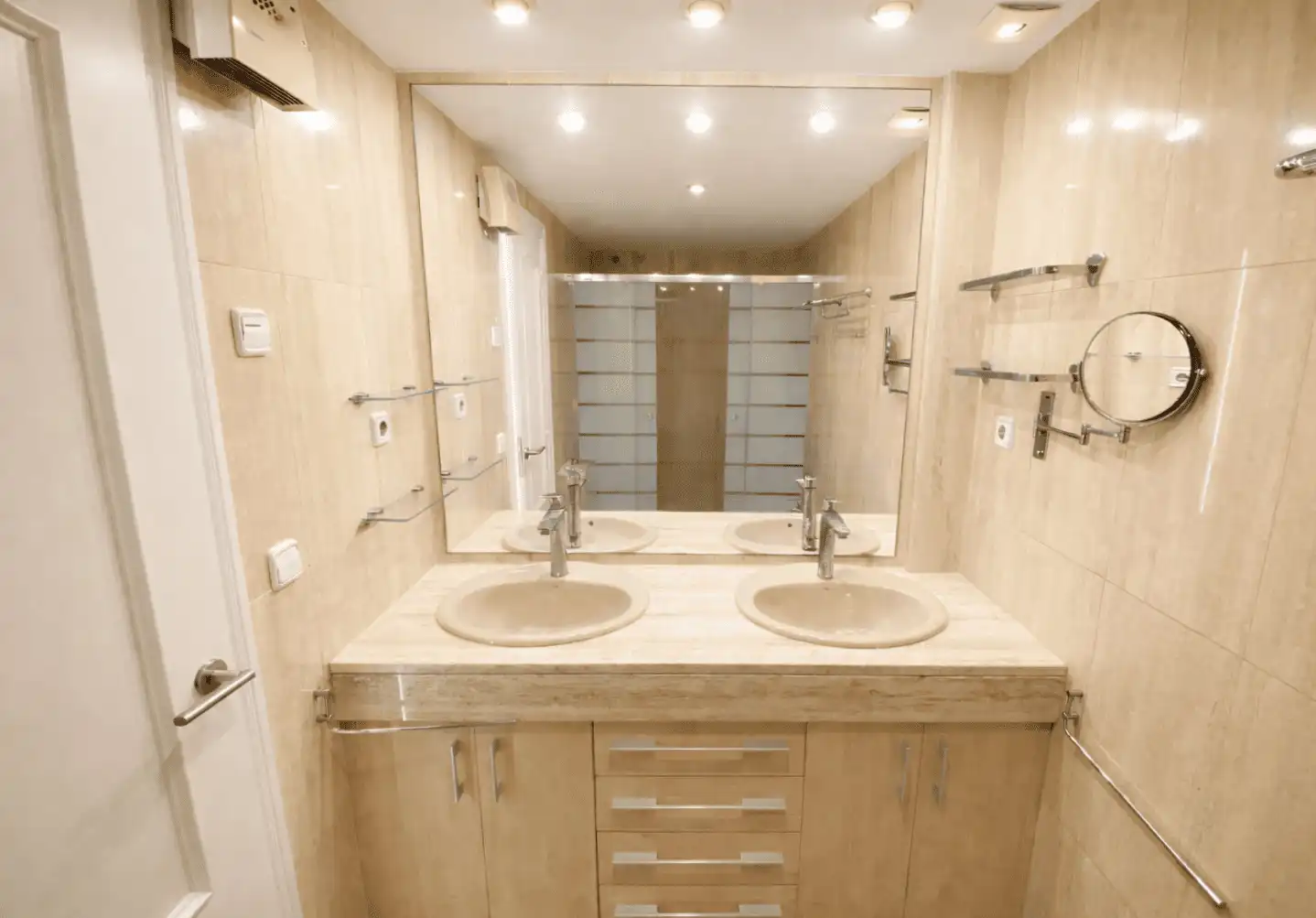 Badezimmer von Erdgeschoss zum Verkauf in Sant Pol de Mar mit Klimaanlage, Heizung und Terrasse