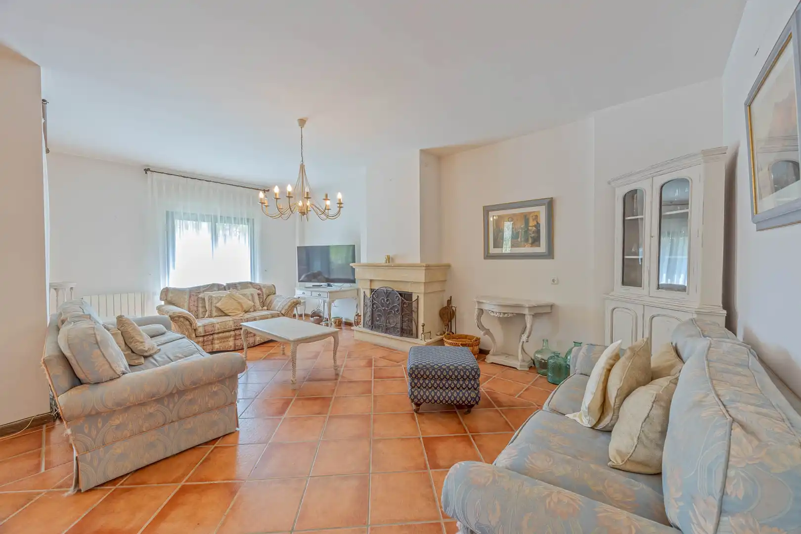 Sala d'estar de Casa adosada en venda en Sotogrande amb Jardí privat, Terrassa i Piscina