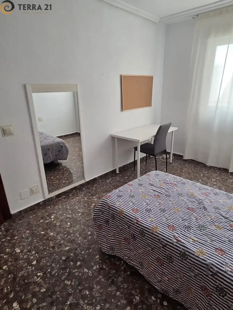 Dormitori de Pis de lloguer en Jaén amb Aire condicionat, Moblat i Balcó