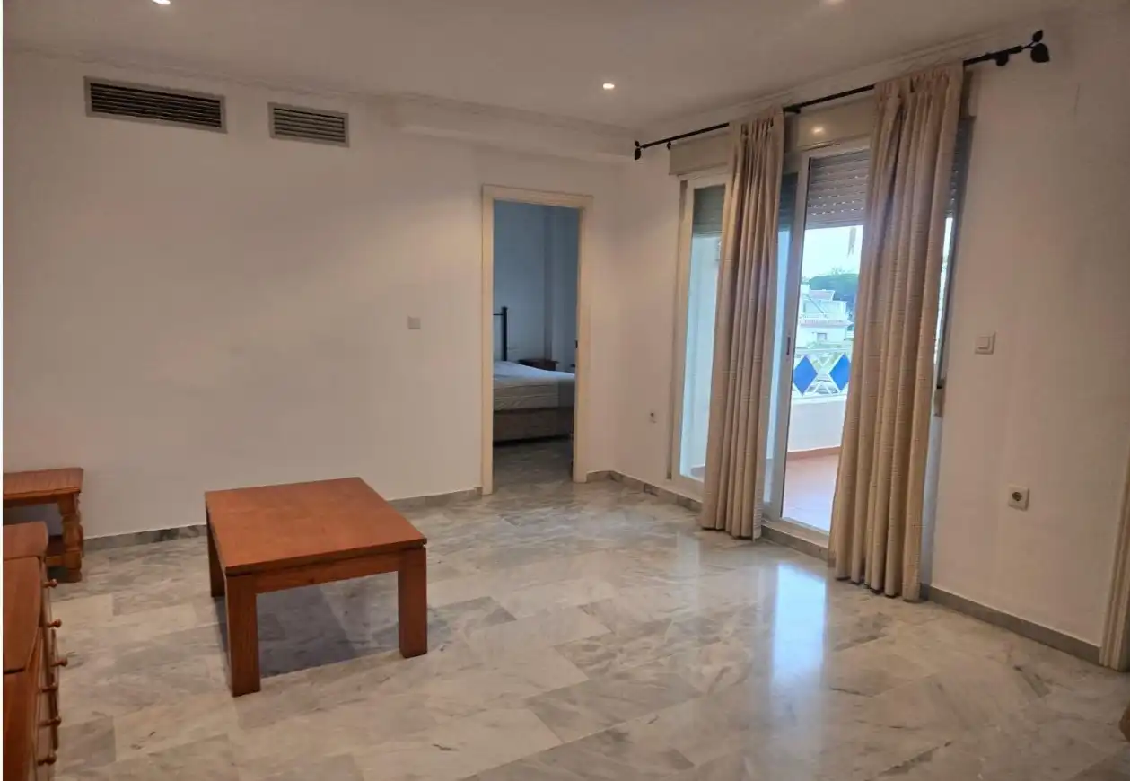 Dormitori de Apartament en venda en Marbella amb Aire condicionat, Jardí privat i Terrassa