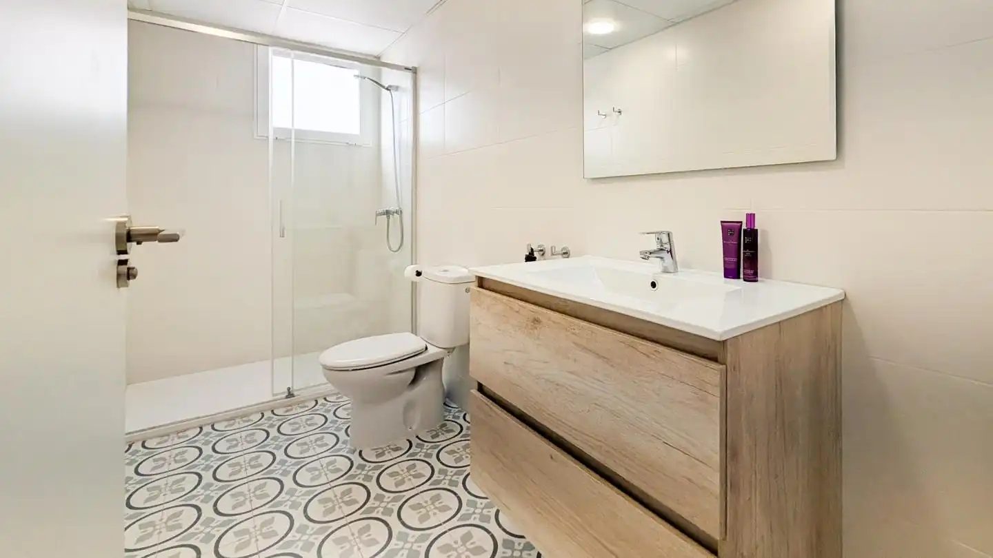 Badezimmer von Wohnung zum Verkauf in Santa Pola mit Klimaanlage und Terrasse