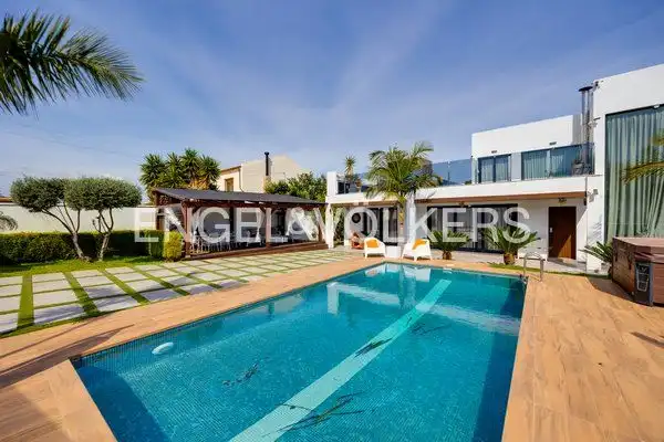 Piscina de Finca rústica en venta en Torrevieja con Aire acondicionado, Calefacción y Jardín privado