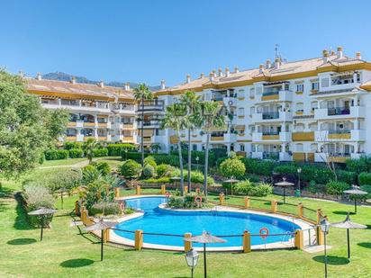 Vista exterior de Pis en venda en Marbella amb Aire condicionat, Terrassa i Piscina
