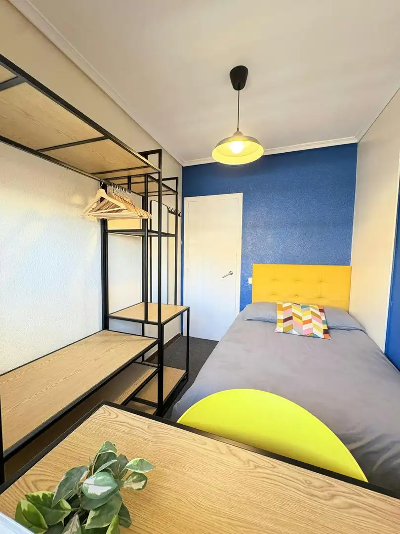 Bedroom of Flat for share in Madrid  with Heating, Furnished and Washing machine