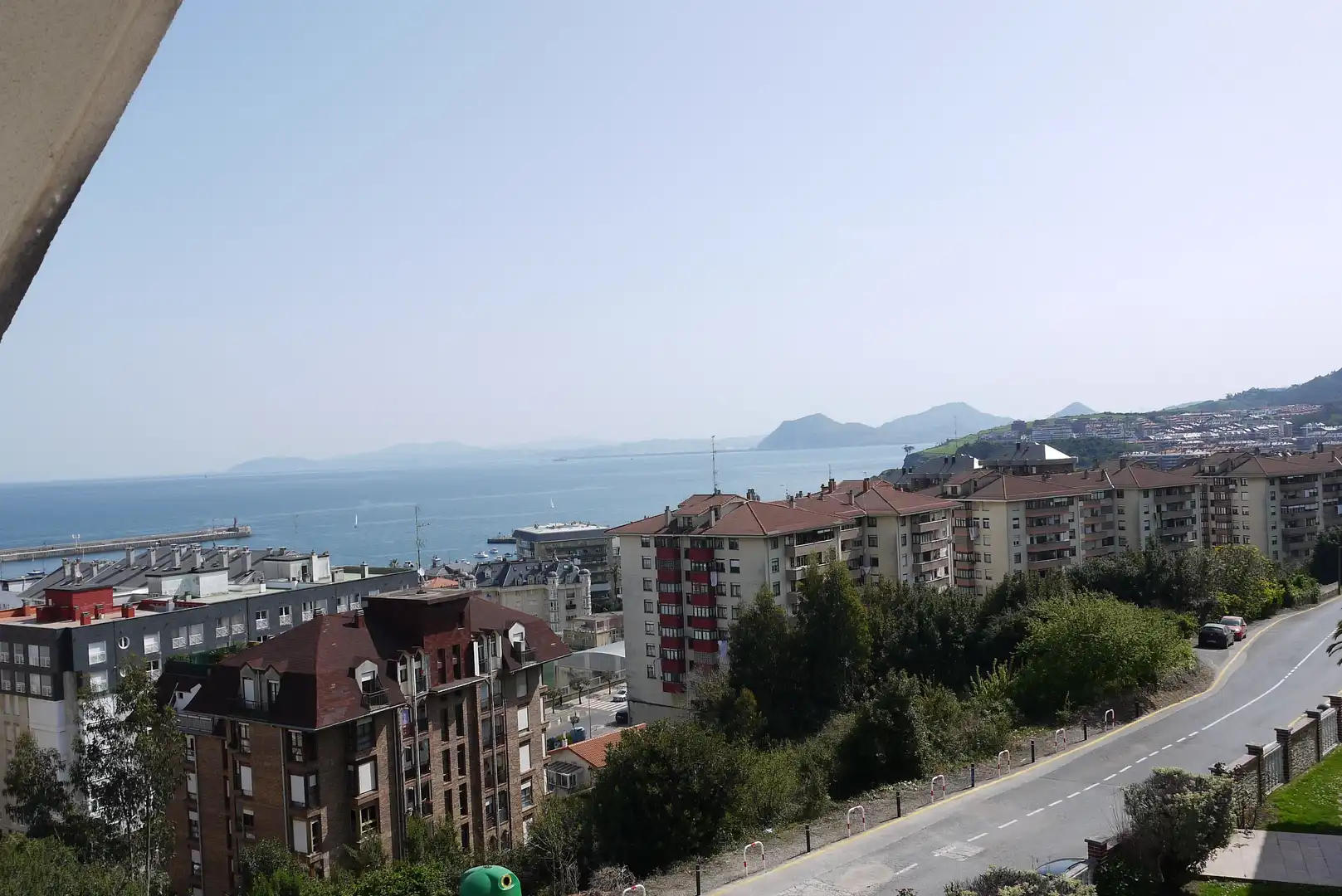 Außenansicht von Einfamilien-Reihenhaus zum Verkauf in Castro-Urdiales mit Heizung, Terrasse und Abstellraum