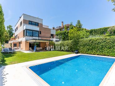Casa pareada con piscina en venta en Moncloa - Aravaca