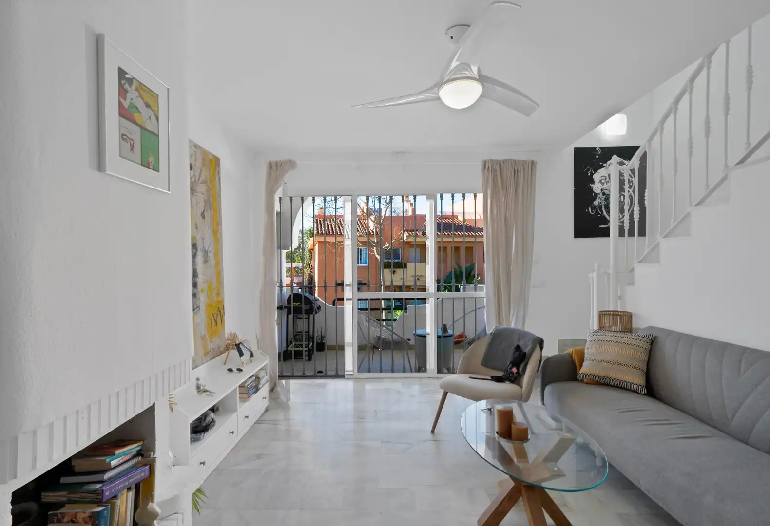 Sala d'estar de Casa adosada en venda en Marbella amb Jardí privat i Piscina comunitària