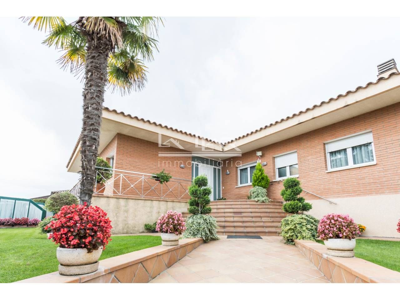 Vista exterior de Casa o xalet en venda en Orís amb Aire condicionat, Calefacció i Jardí privat