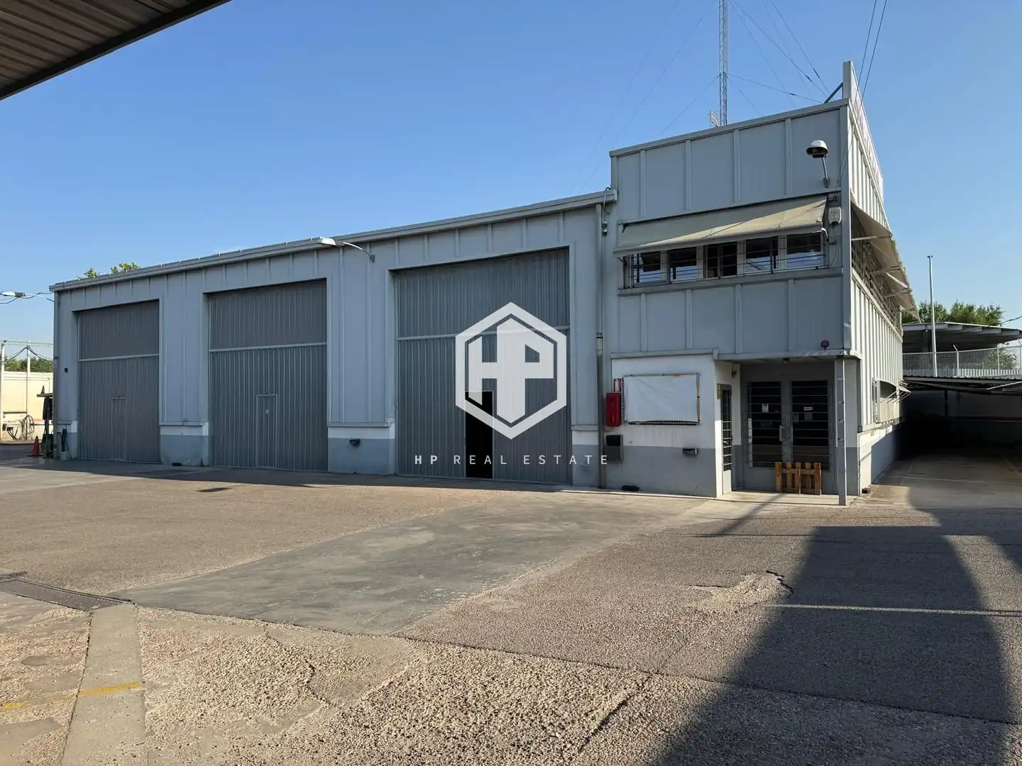 Vista exterior de Nau industrial de lloguer en Madrid amb Calefacció i Alarma