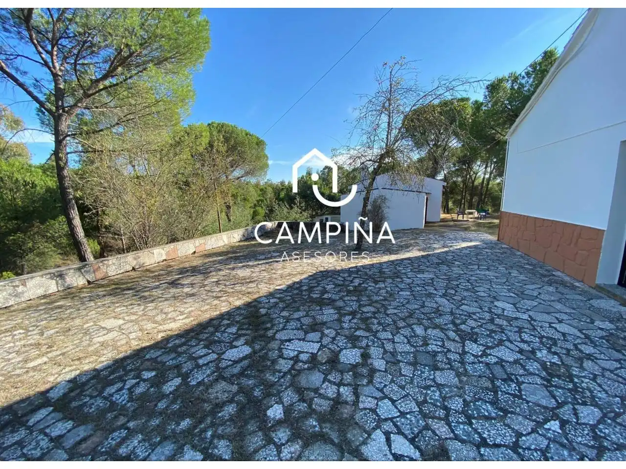 Vista exterior de Finca rústica en venda en Beas amb Jardí privat, Terrassa i Moblat