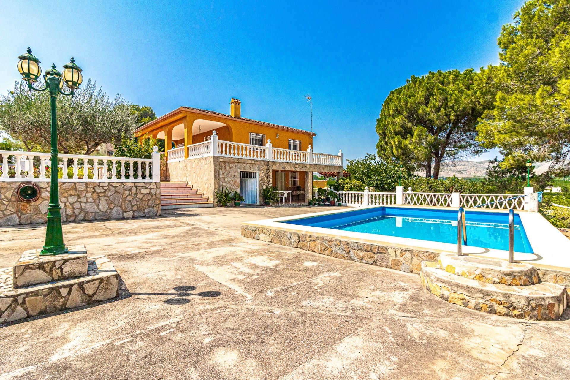 Vista exterior de Casa o xalet en venda en Alberic amb Aire condicionat, Jardí privat i Terrassa