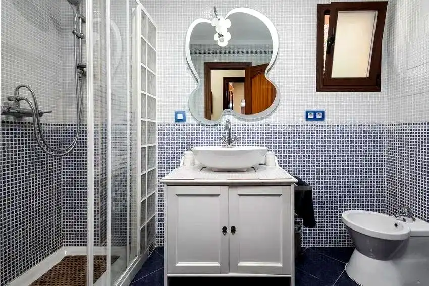 Badezimmer von Haus oder Chalet zum Verkauf in Málaga mit Klimaanlage, Heizung und Privatgarten