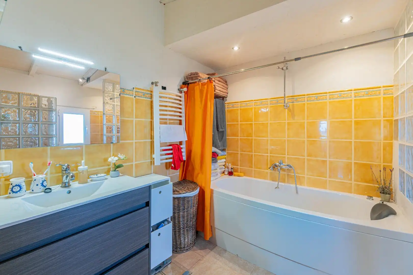 Badezimmer von Country house zum Verkauf in Sineu mit Klimaanlage, Heizung und Privatgarten