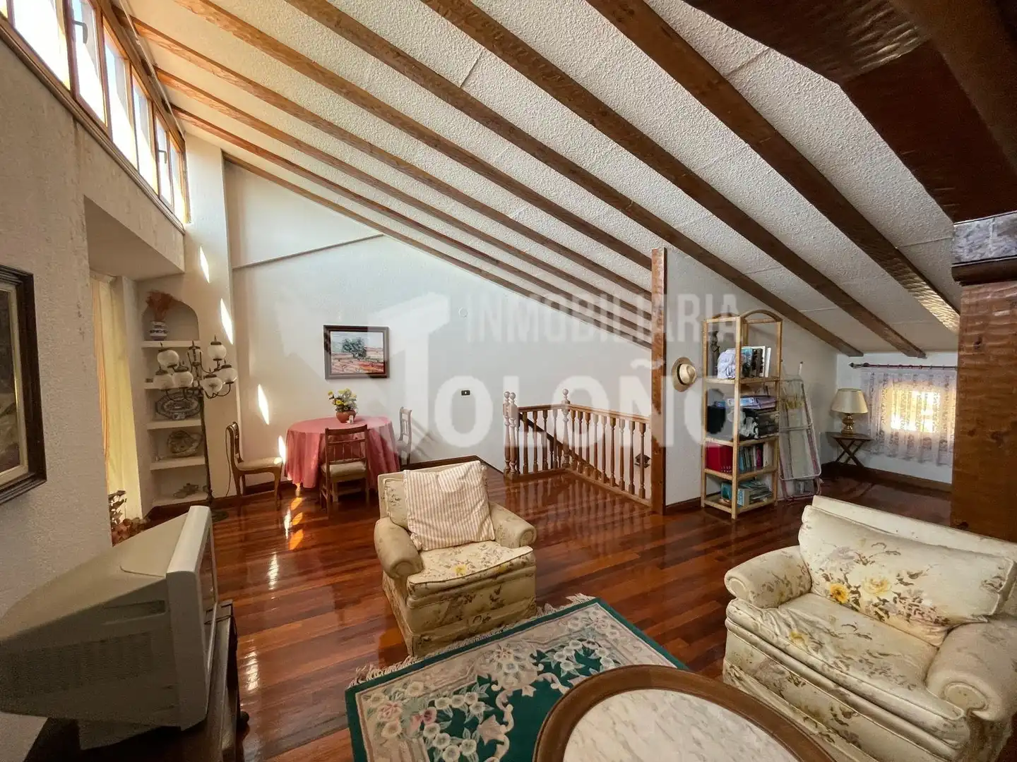 Sala d'estar de Dúplex en venda en Villabuena de Álava / Eskuernaga amb Parquet, Terrassa i Traster