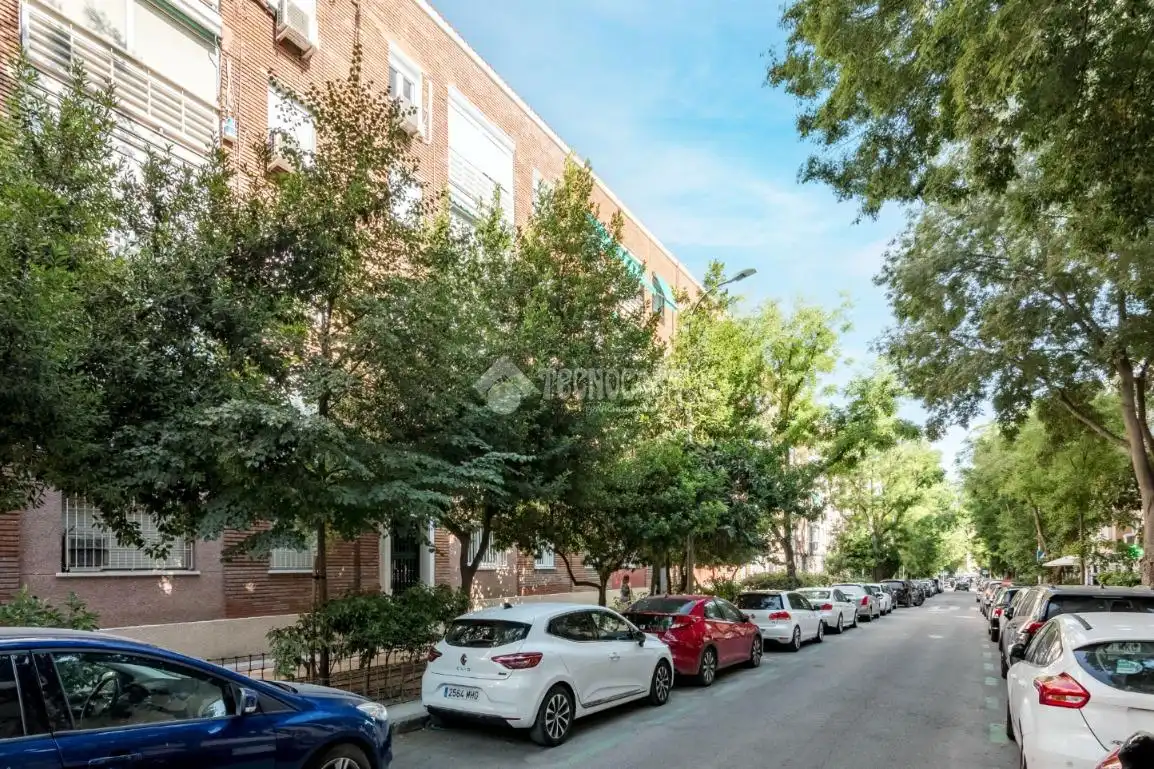 Vista exterior de Piso en venta en Madrid con Calefacción