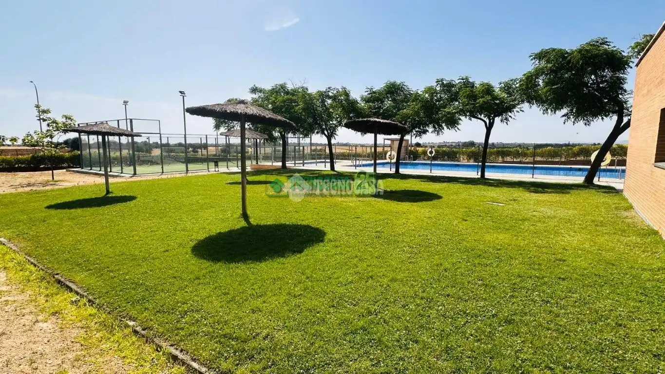Piscina de Casa adosada en venda en Bargas amb Calefacció i Piscina comunitària