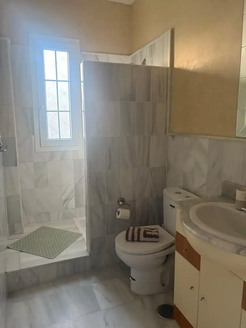 Badezimmer von Einfamilien-Reihenhaus zum Verkauf in El Portil mit Heizung, Terrasse und Möbliert
