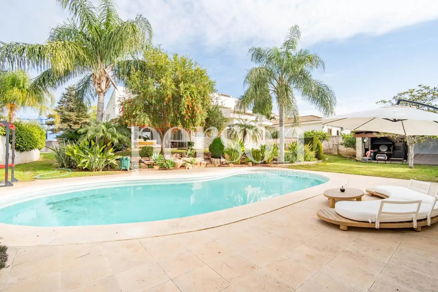 Detached house with pool for sale in Casas Verdes