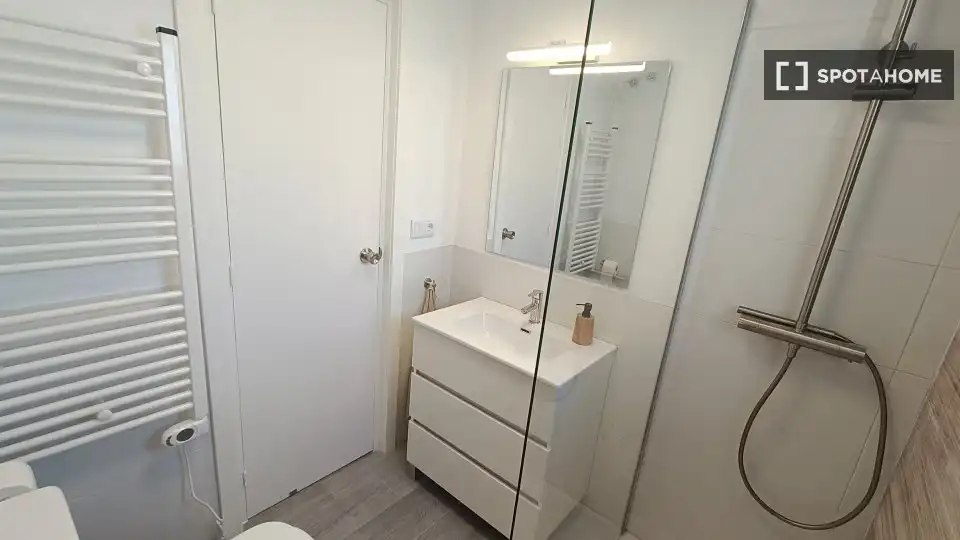 Bathroom of Apartments for share in Vilanova i la Geltrú  with Air Conditioner, Terrace and Furnished